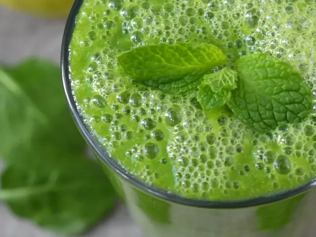 Recipe: Green Smoothie with Spinach, Pear, and Ginger
