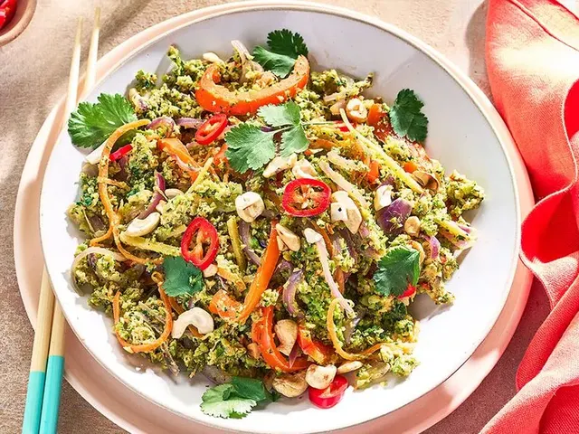 Gingery broccoli-fry with cashews