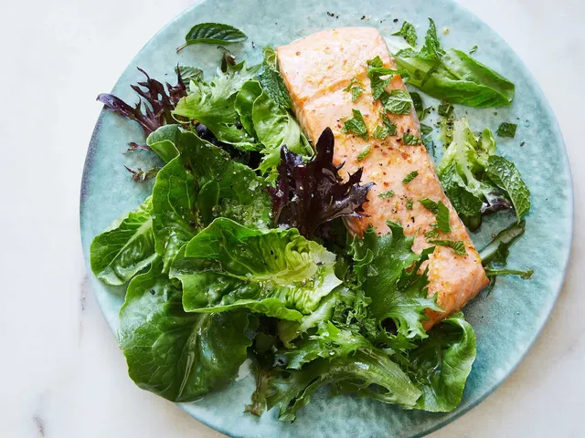 Broiled Salmon With Chile, Orange and Mint