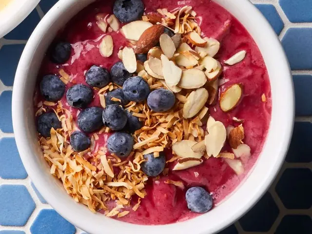 Berry-Almond Smoothie Bowl