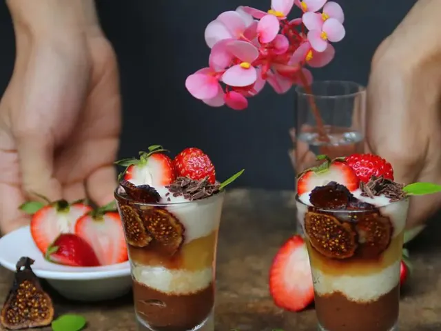 Vegan Apple-Yogurt Parfait with Maca Powder
