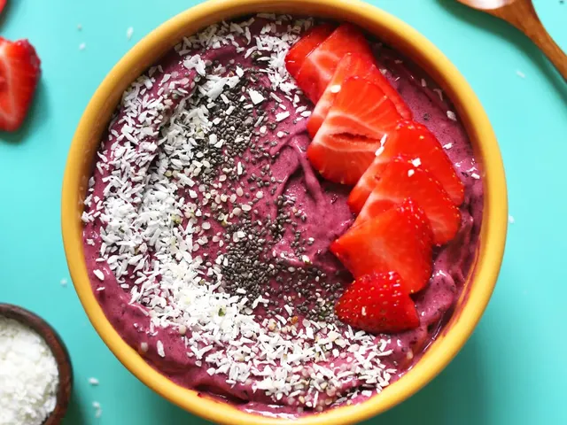 My Go-To Smoothie Bowl (5 minutes!)