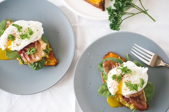 Sweet Potato "Toast" with Avocado, Spinach, Prosciutto and Poached Egg Sweet Potato "Toast" with Avocado, Spinach, Prosciutto and Poached Egg