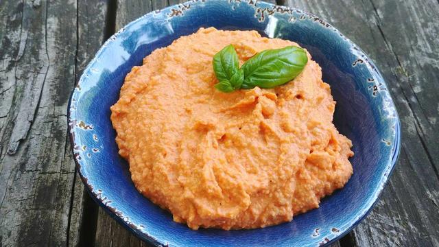 Easy Roasted Red Pepper Hummus Easy Roasted Red Pepper Hummus