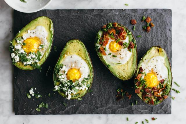 Baked Eggs in Avocado Baked Eggs in Avocado