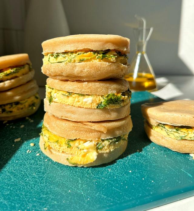 Spinach, Feta and Egg Breakfast Sandwiches (meal prep!) Spinach, Feta and Egg Breakfast Sandwiches (meal prep!)