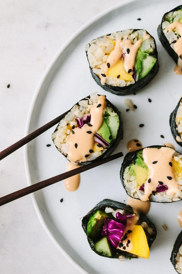 AVOCADO CUCUMBER SUSHI ROLLS AVOCADO CUCUMBER SUSHI ROLLS