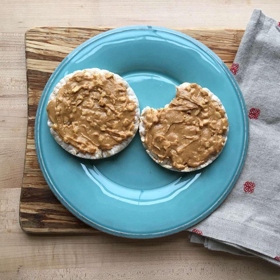 Rice Cakes with Peanut Butter Rice Cakes with Peanut Butter