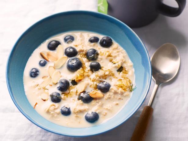 Overnight Oats: No-Cook Blueberry-Almond Oatmeal Overnight Oats: No-Cook Blueberry-Almond Oatmeal