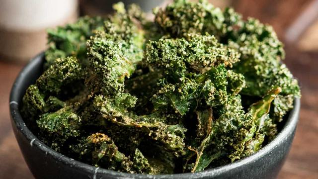 Crispy Baked Kale Chips Crispy Baked Kale Chips